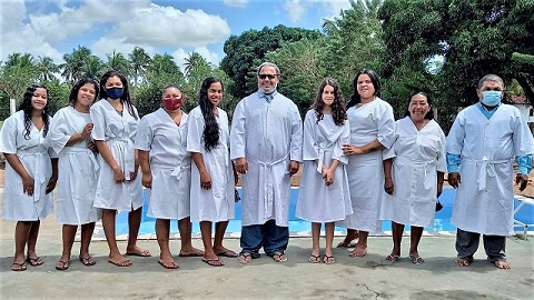 Pr. Misael e batizando, em Arez.